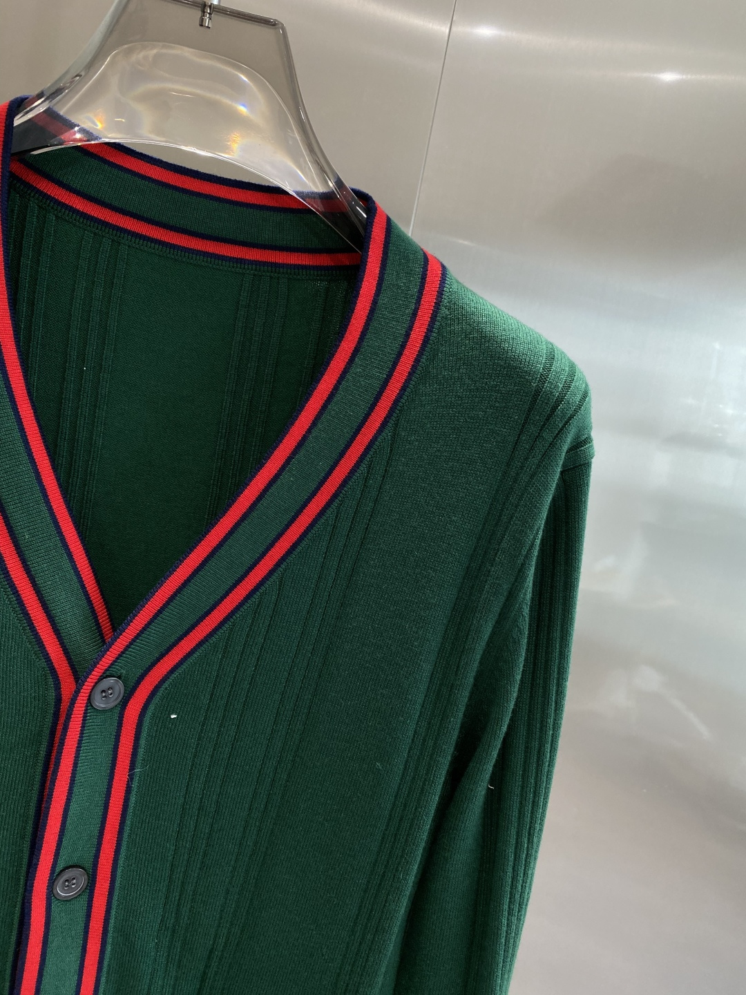 《𝙉𝙚𝙬🤍🖤古家》开衫新款针织毛衣衫，彰显2025秋冬秀场的 主题。责任采购羊毛成就换季时节的典雅之选，