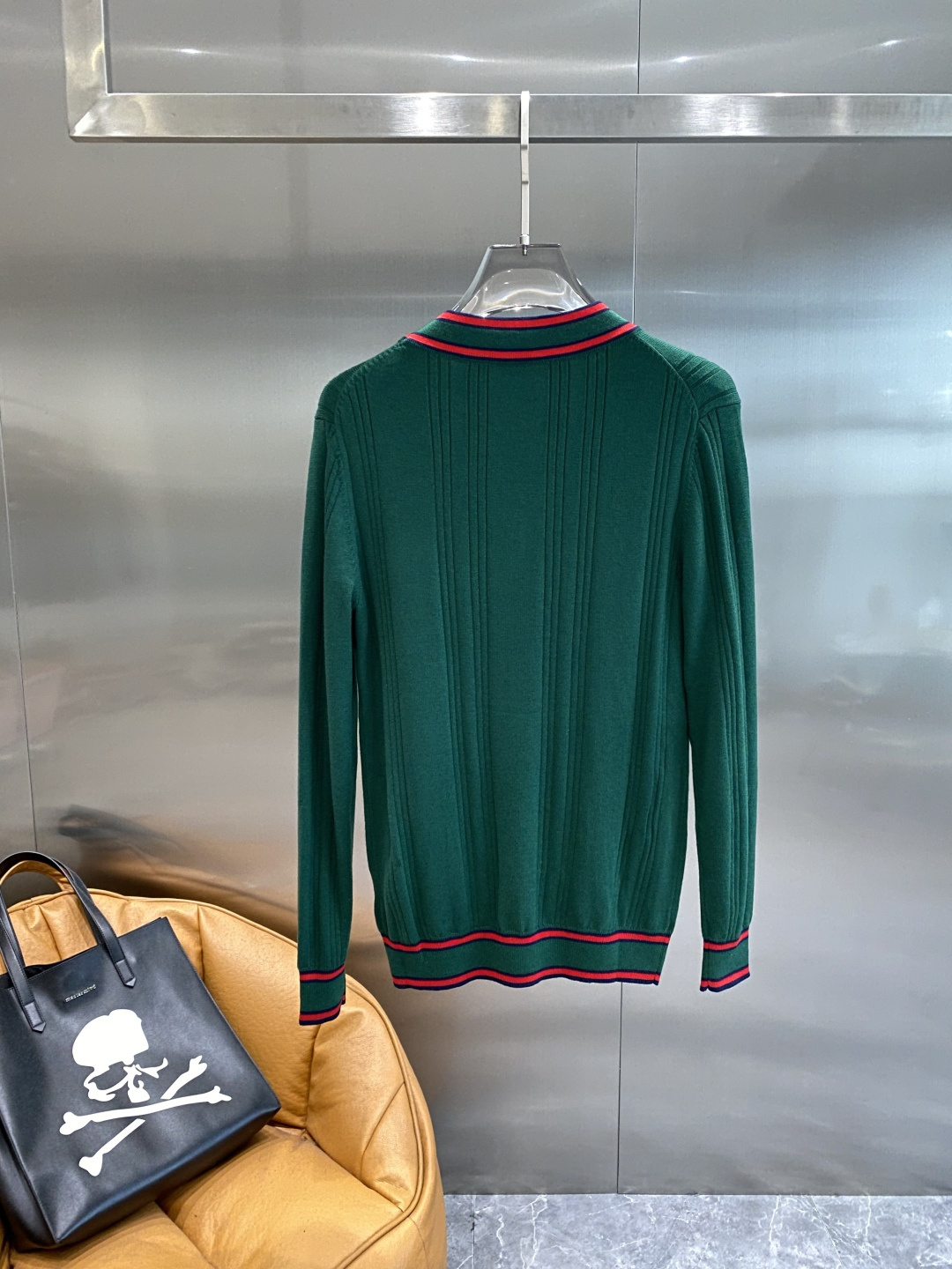 《𝙉𝙚𝙬🤍🖤古家》开衫新款针织毛衣衫，彰显2025秋冬秀场的 主题。责任采购羊毛成就换季时节的典雅之选，