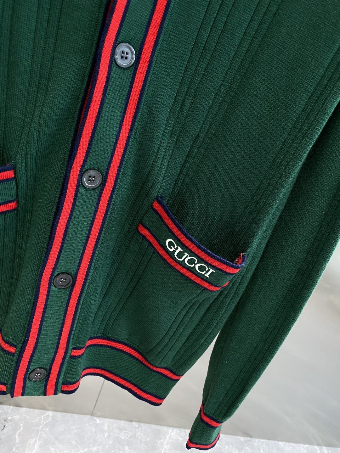 《𝙉𝙚𝙬🤍🖤古家》开衫新款针织毛衣衫，彰显2025秋冬秀场的 主题。责任采购羊毛成就换季时节的典雅之选，