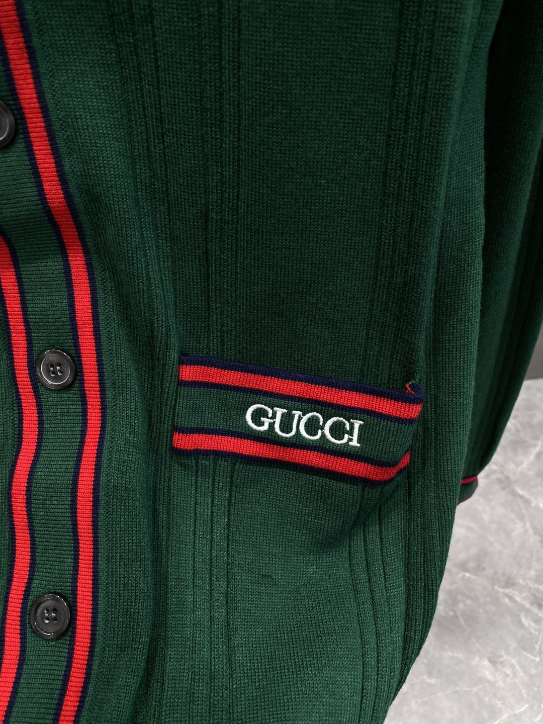 《𝙉𝙚𝙬🤍🖤古家》开衫新款针织毛衣衫，彰显2025秋冬秀场的 主题。责任采购羊毛成就换季时节的典雅之选，