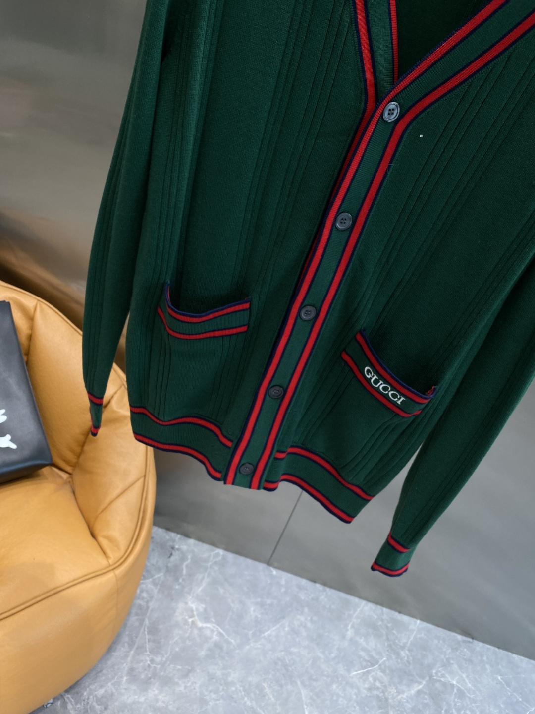 《𝙉𝙚𝙬🤍🖤古家》开衫新款针织毛衣衫，彰显2025秋冬秀场的 主题。责任采购羊毛成就换季时节的典雅之选，