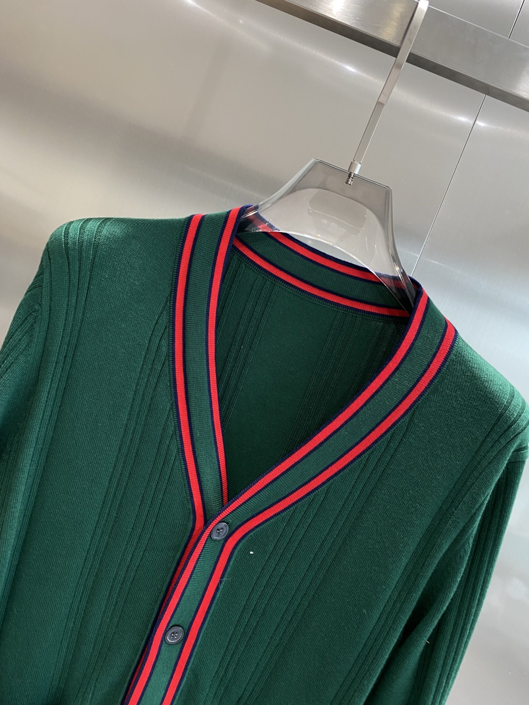 《𝙉𝙚𝙬🤍🖤古家》开衫新款针织毛衣衫，彰显2025秋冬秀场的 主题。责任采购羊毛成就换季时节的典雅之选，