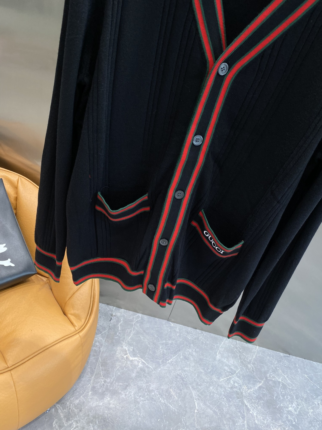 《𝙉𝙚𝙬🤍🖤古家》开衫新款针织毛衣衫，彰显2025秋冬秀场的 主题。责任采购羊毛成就换季时节的典雅之选，