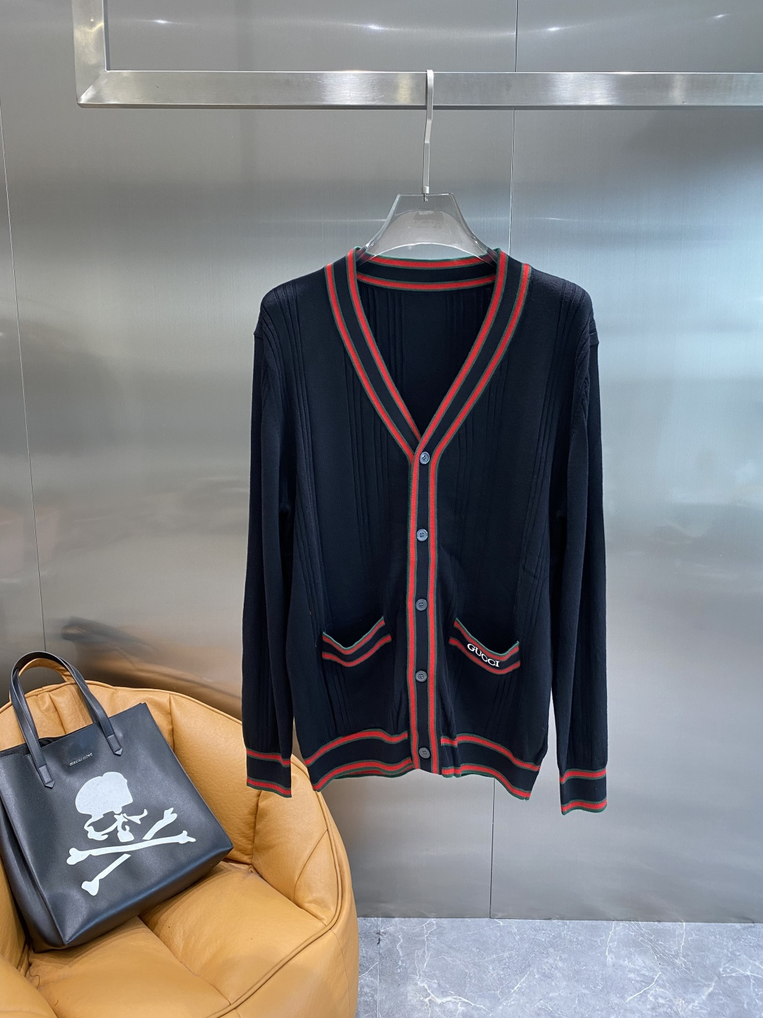 《𝙉𝙚𝙬🤍🖤古家》开衫新款针织毛衣衫，彰显2025秋冬秀场的 主题。责任采购羊毛成就换季时节的典雅之选，