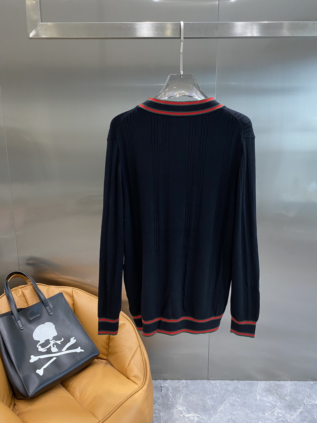 《𝙉𝙚𝙬🤍🖤古家》开衫新款针织毛衣衫，彰显2025秋冬秀场的 主题。责任采购羊毛成就换季时节的典雅之选，