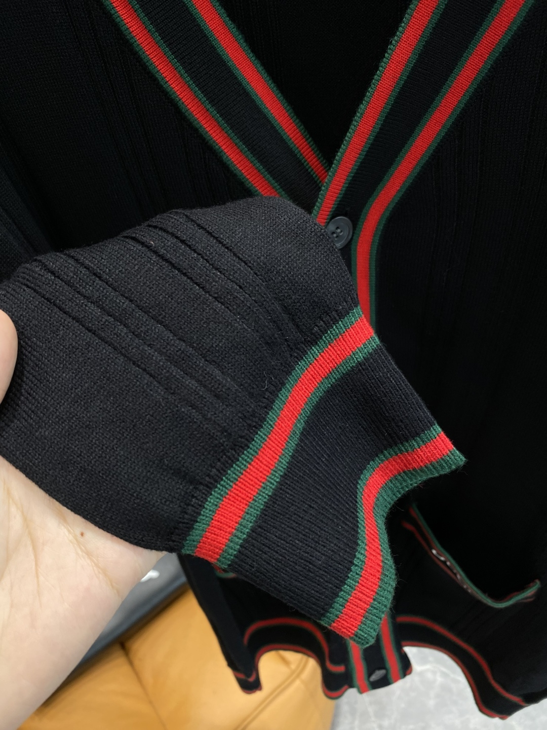 《𝙉𝙚𝙬🤍🖤古家》开衫新款针织毛衣衫，彰显2025秋冬秀场的 主题。责任采购羊毛成就换季时节的典雅之选，