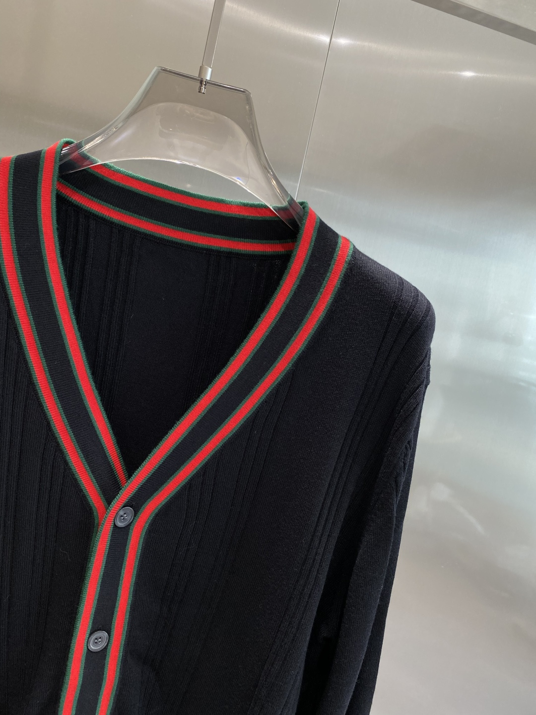 《𝙉𝙚𝙬🤍🖤古家》开衫新款针织毛衣衫，彰显2025秋冬秀场的 主题。责任采购羊毛成就换季时节的典雅之选，