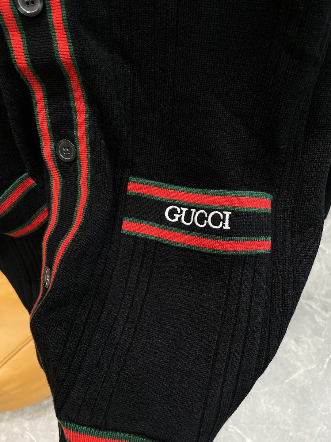 《𝙉𝙚𝙬🤍🖤古家》开衫新款针织毛衣衫，彰显2025秋冬秀场的 主题。责任采购羊毛成就换季时节的典雅之选，