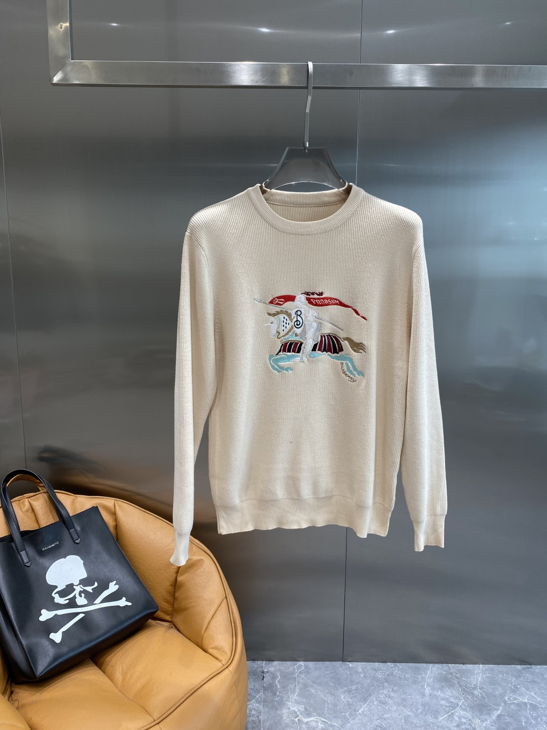 《𝙉𝙚𝙬🤍🖤巴家》秋冬经典男士针织长袖圆领套头毛衣 这款针织衫向经典图案致敬。采用棉质平纹针织面料精心制