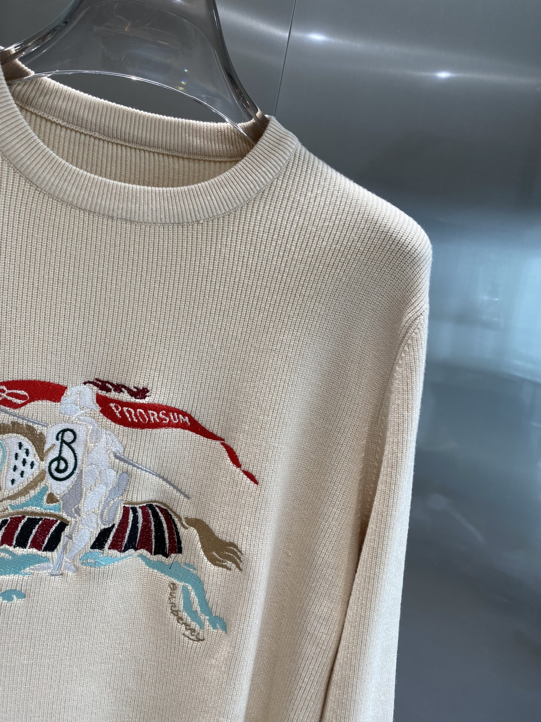 《𝙉𝙚𝙬🤍🖤巴家》秋冬经典男士针织长袖圆领套头毛衣 这款针织衫向经典图案致敬。采用棉质平纹针织面料精心制