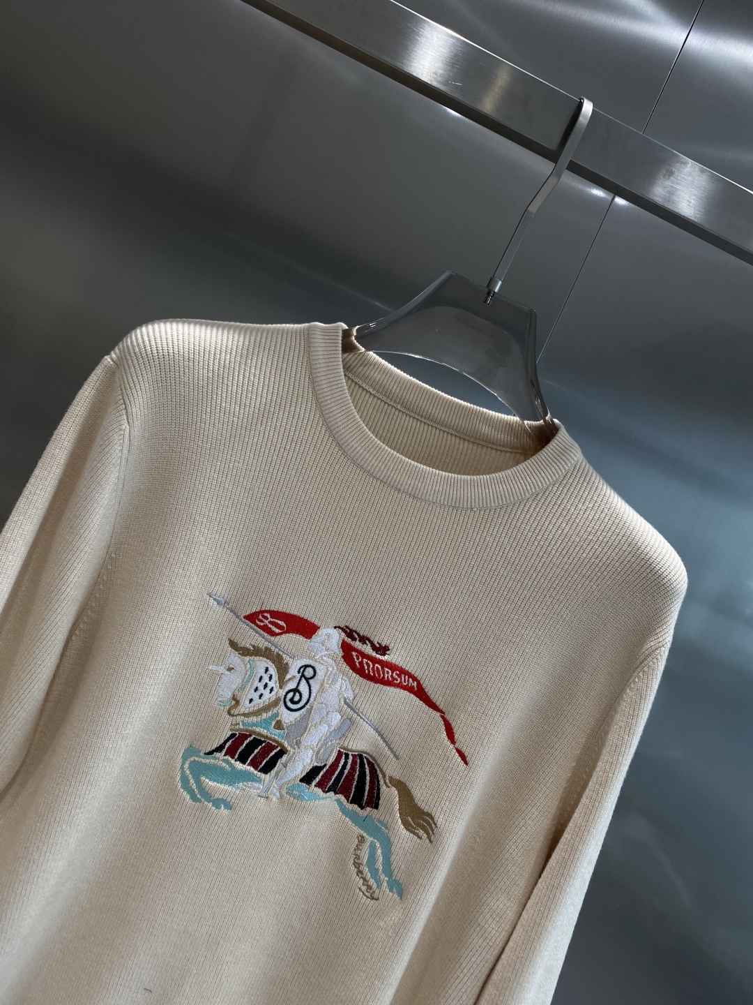 《𝙉𝙚𝙬🤍🖤巴家》秋冬经典男士针织长袖圆领套头毛衣 这款针织衫向经典图案致敬。采用棉质平纹针织面料精心制