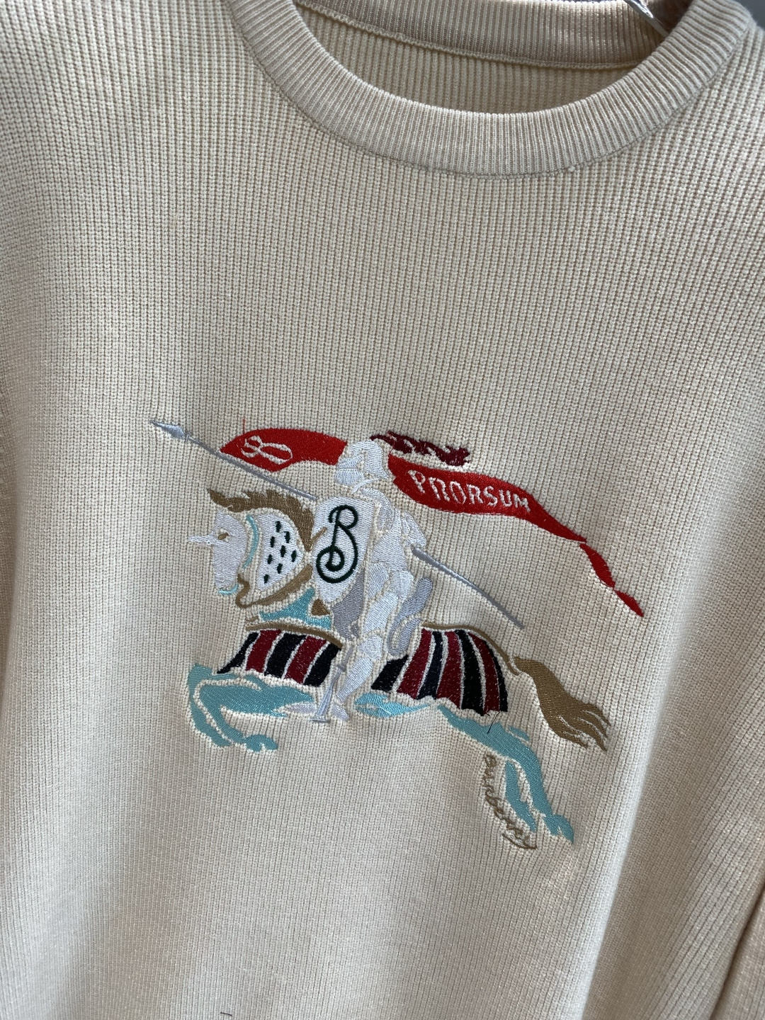 《𝙉𝙚𝙬🤍🖤巴家》秋冬经典男士针织长袖圆领套头毛衣 这款针织衫向经典图案致敬。采用棉质平纹针织面料精心制