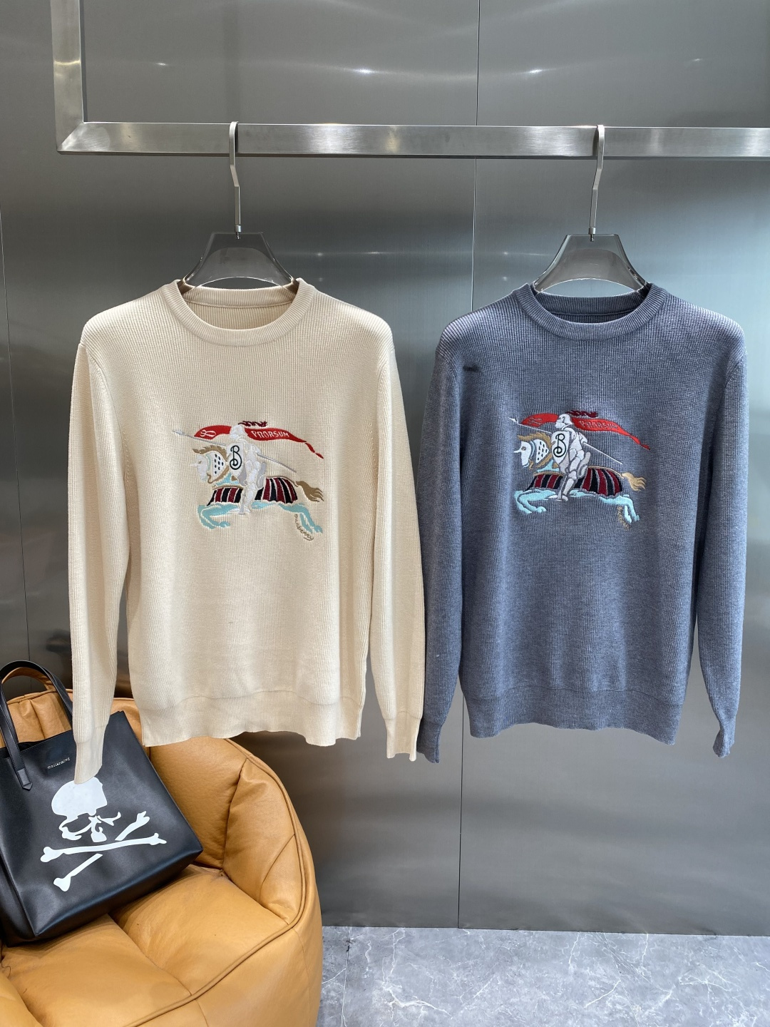 《𝙉𝙚𝙬🤍🖤巴家》秋冬经典男士针织长袖圆领套头毛衣 这款针织衫向经典图案致敬。采用棉质平纹针织面料精心制