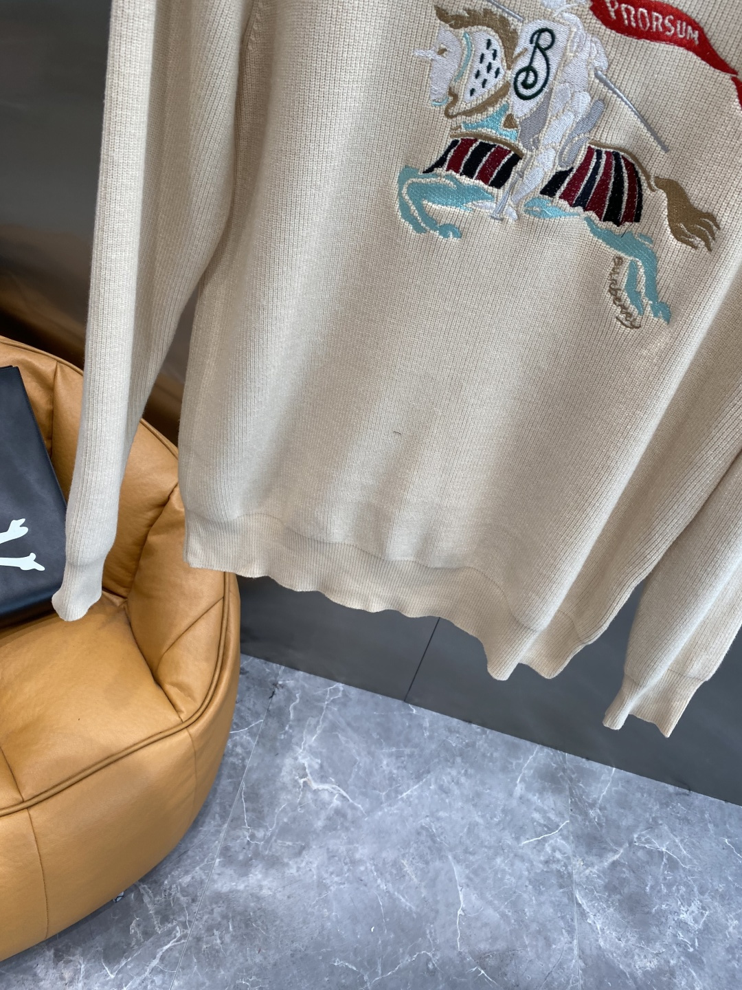 《𝙉𝙚𝙬🤍🖤巴家》秋冬经典男士针织长袖圆领套头毛衣 这款针织衫向经典图案致敬。采用棉质平纹针织面料精心制