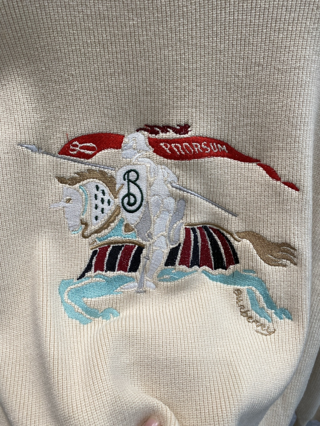 《𝙉𝙚𝙬🤍🖤巴家》秋冬经典男士针织长袖圆领套头毛衣 这款针织衫向经典图案致敬。采用棉质平纹针织面料精心制