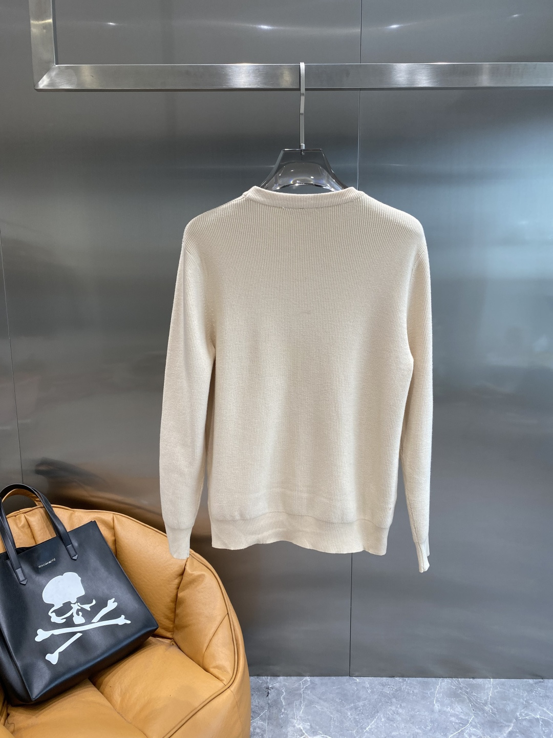《𝙉𝙚𝙬🤍🖤巴家》秋冬经典男士针织长袖圆领套头毛衣 这款针织衫向经典图案致敬。采用棉质平纹针织面料精心制