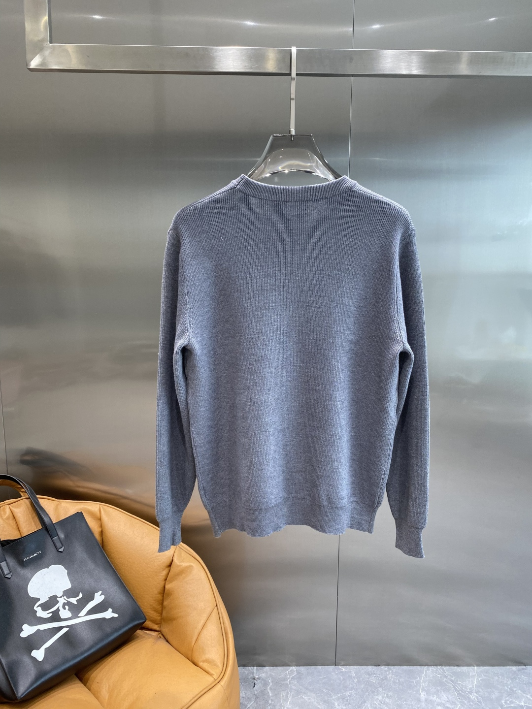 《𝙉𝙚𝙬🤍🖤巴家》秋冬经典男士针织长袖圆领套头毛衣 这款针织衫向经典图案致敬。采用棉质平纹针织面料精心制