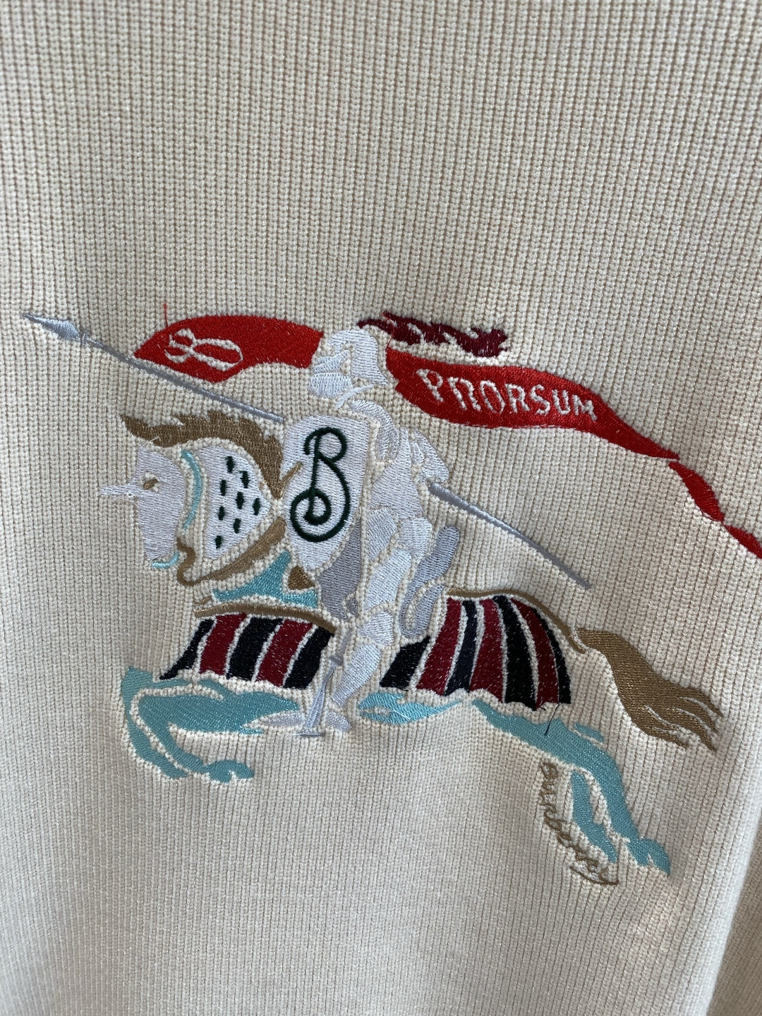 《𝙉𝙚𝙬🤍🖤巴家》秋冬经典男士针织长袖圆领套头毛衣 这款针织衫向经典图案致敬。采用棉质平纹针织面料精心制