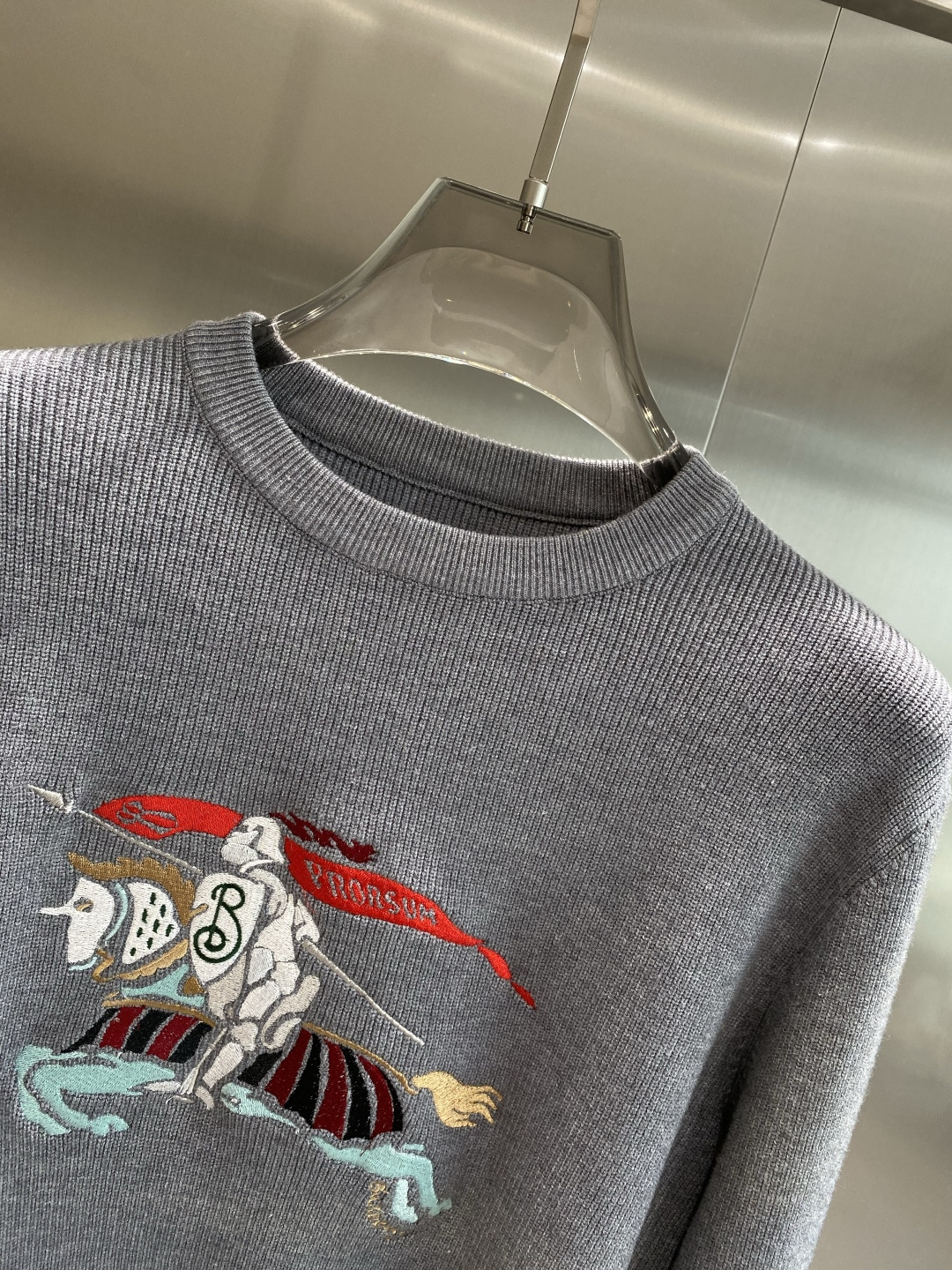 《𝙉𝙚𝙬🤍🖤巴家》秋冬经典男士针织长袖圆领套头毛衣 这款针织衫向经典图案致敬。采用棉质平纹针织面料精心制