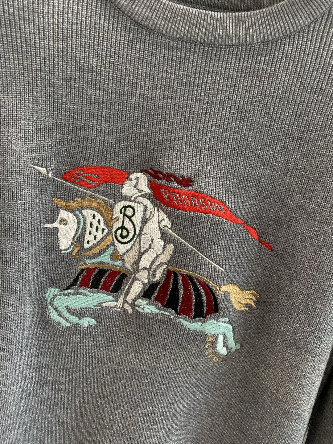 《𝙉𝙚𝙬🤍🖤巴家》秋冬经典男士针织长袖圆领套头毛衣 这款针织衫向经典图案致敬。采用棉质平纹针织面料精心制