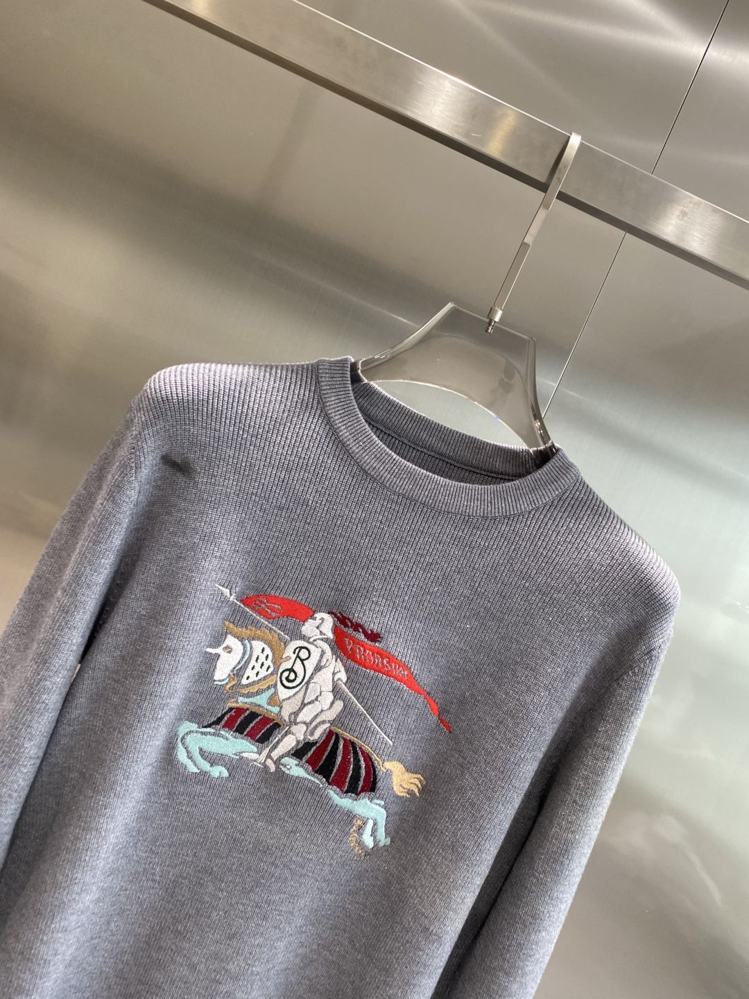 《𝙉𝙚𝙬🤍🖤巴家》秋冬经典男士针织长袖圆领套头毛衣 这款针织衫向经典图案致敬。采用棉质平纹针织面料精心制