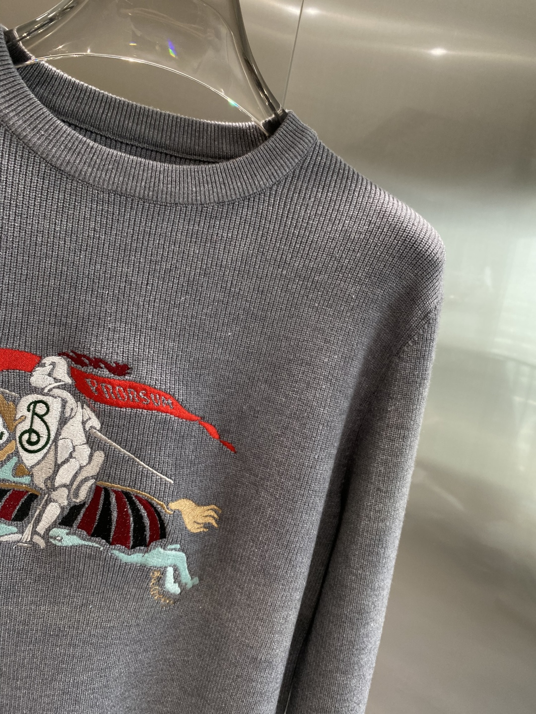 《𝙉𝙚𝙬🤍🖤巴家》秋冬经典男士针织长袖圆领套头毛衣 这款针织衫向经典图案致敬。采用棉质平纹针织面料精心制