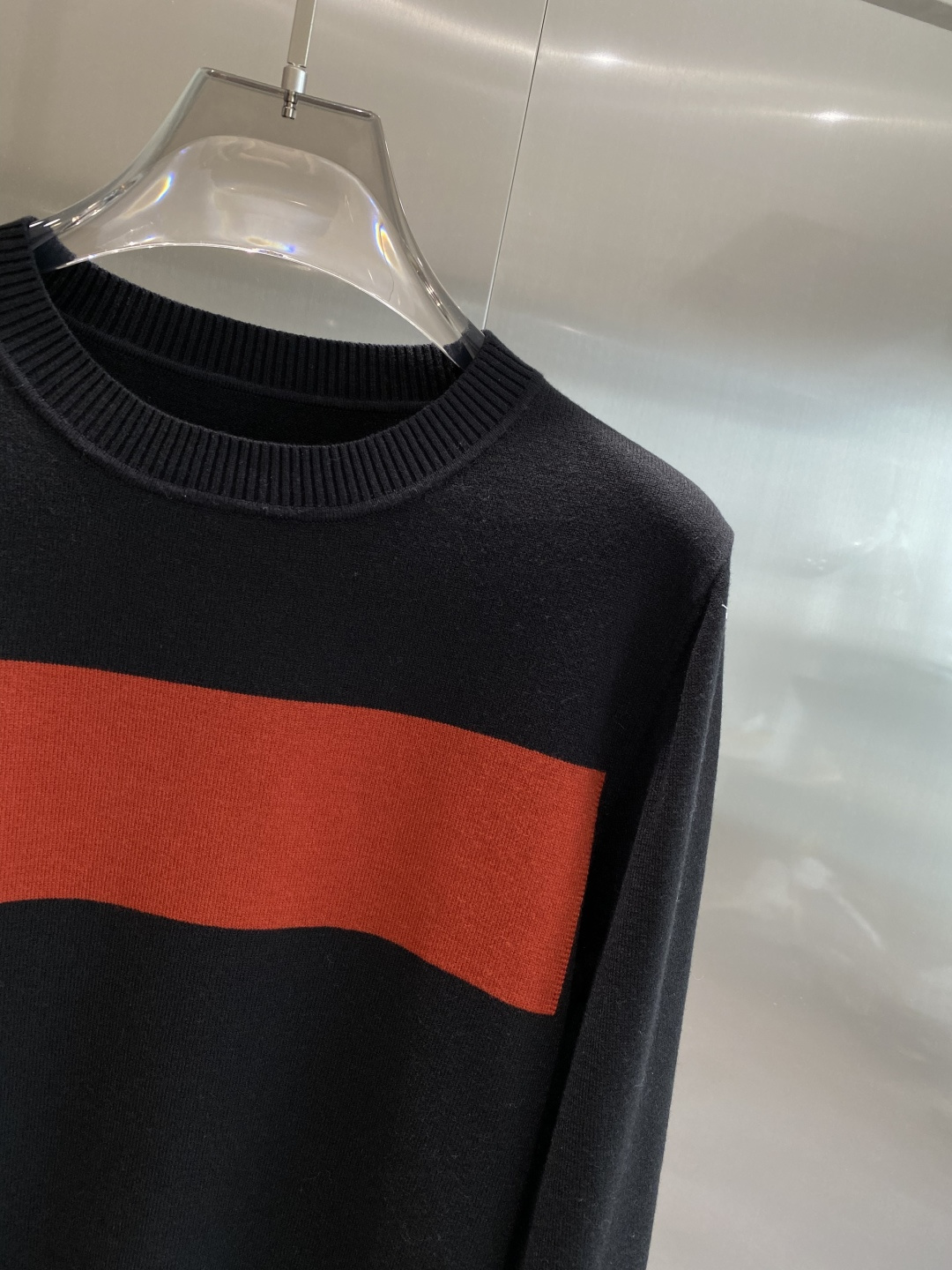 《𝙉𝙚𝙬🤍🖤杰尼家》秋冬经典男士针织长袖圆领套头毛衣 这款针织衫向经典图案致敬。采用棉质平纹针织面料精心