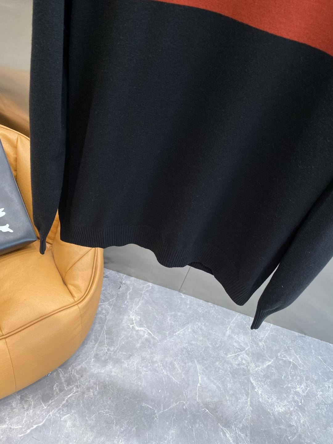 《𝙉𝙚𝙬🤍🖤杰尼家》秋冬经典男士针织长袖圆领套头毛衣 这款针织衫向经典图案致敬。采用棉质平纹针织面料精心