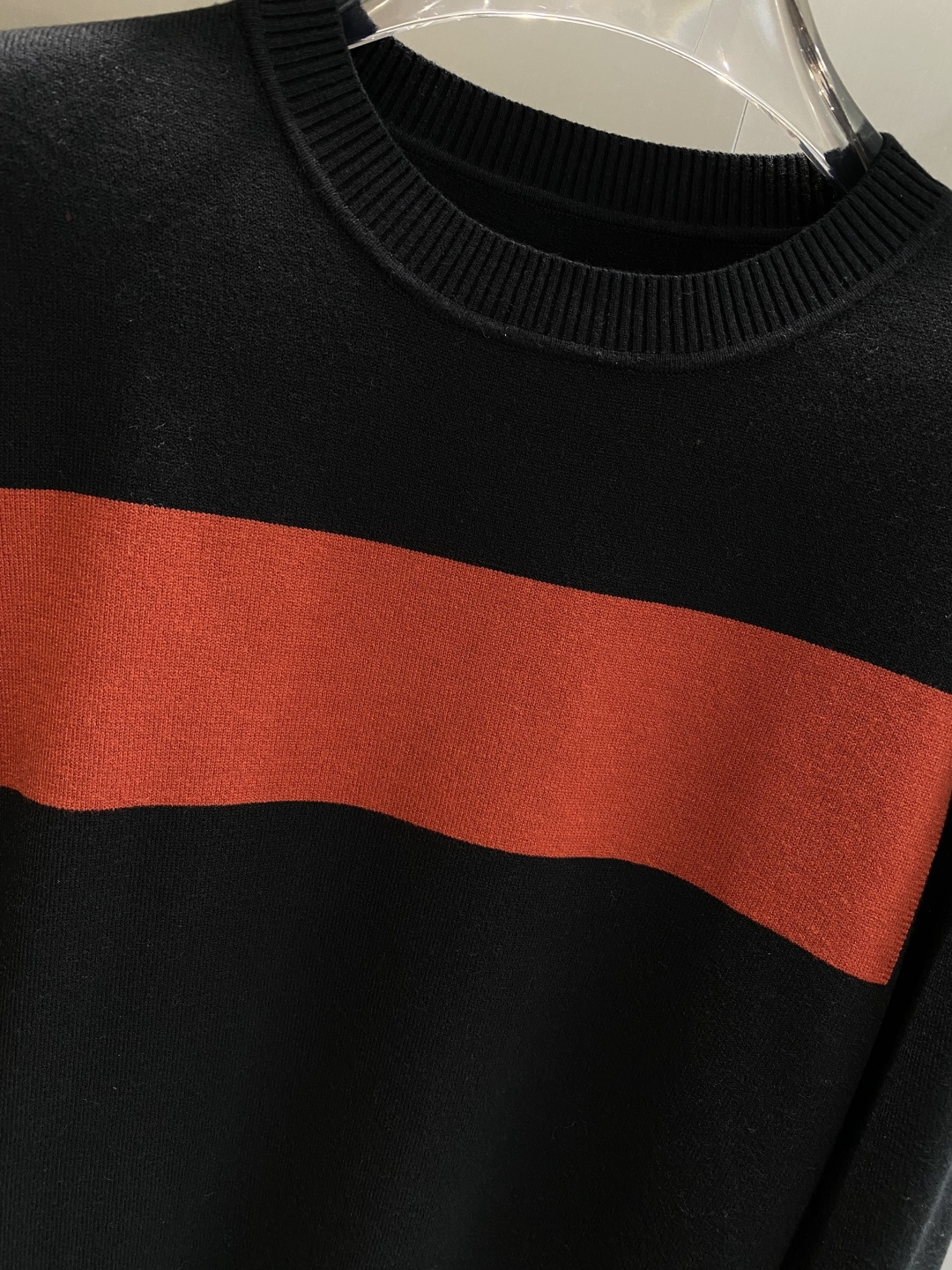 《𝙉𝙚𝙬🤍🖤杰尼家》秋冬经典男士针织长袖圆领套头毛衣 这款针织衫向经典图案致敬。采用棉质平纹针织面料精心