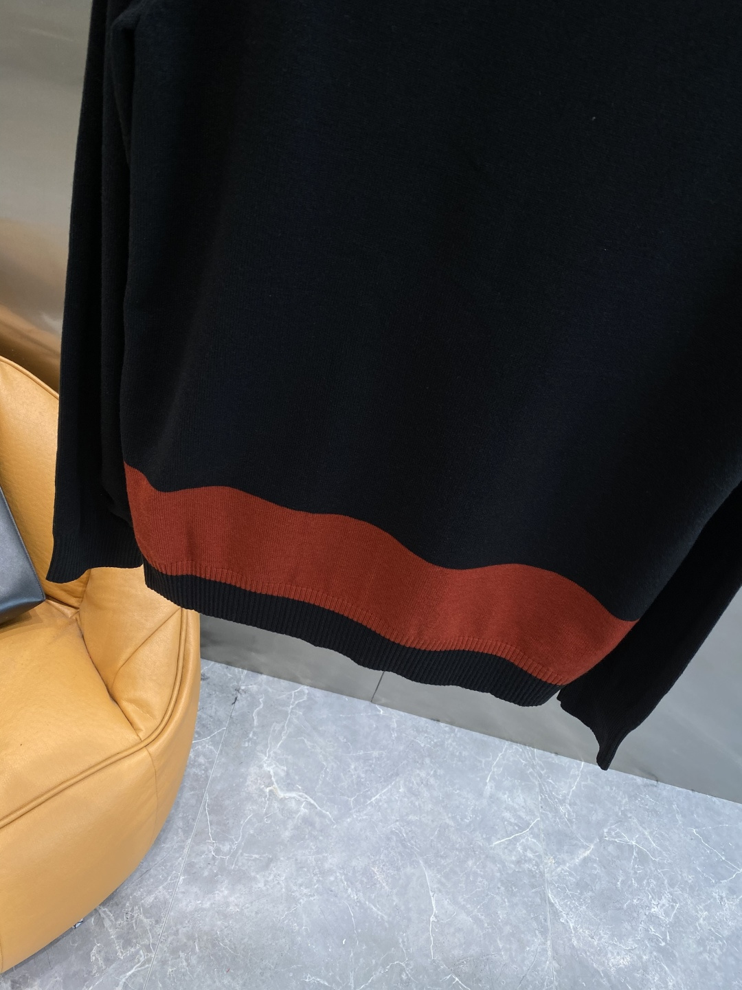 《𝙉𝙚𝙬🤍🖤杰尼家》秋冬经典男士针织长袖圆领套头毛衣 这款针织衫向经典图案致敬。采用棉质平纹针织面料精心