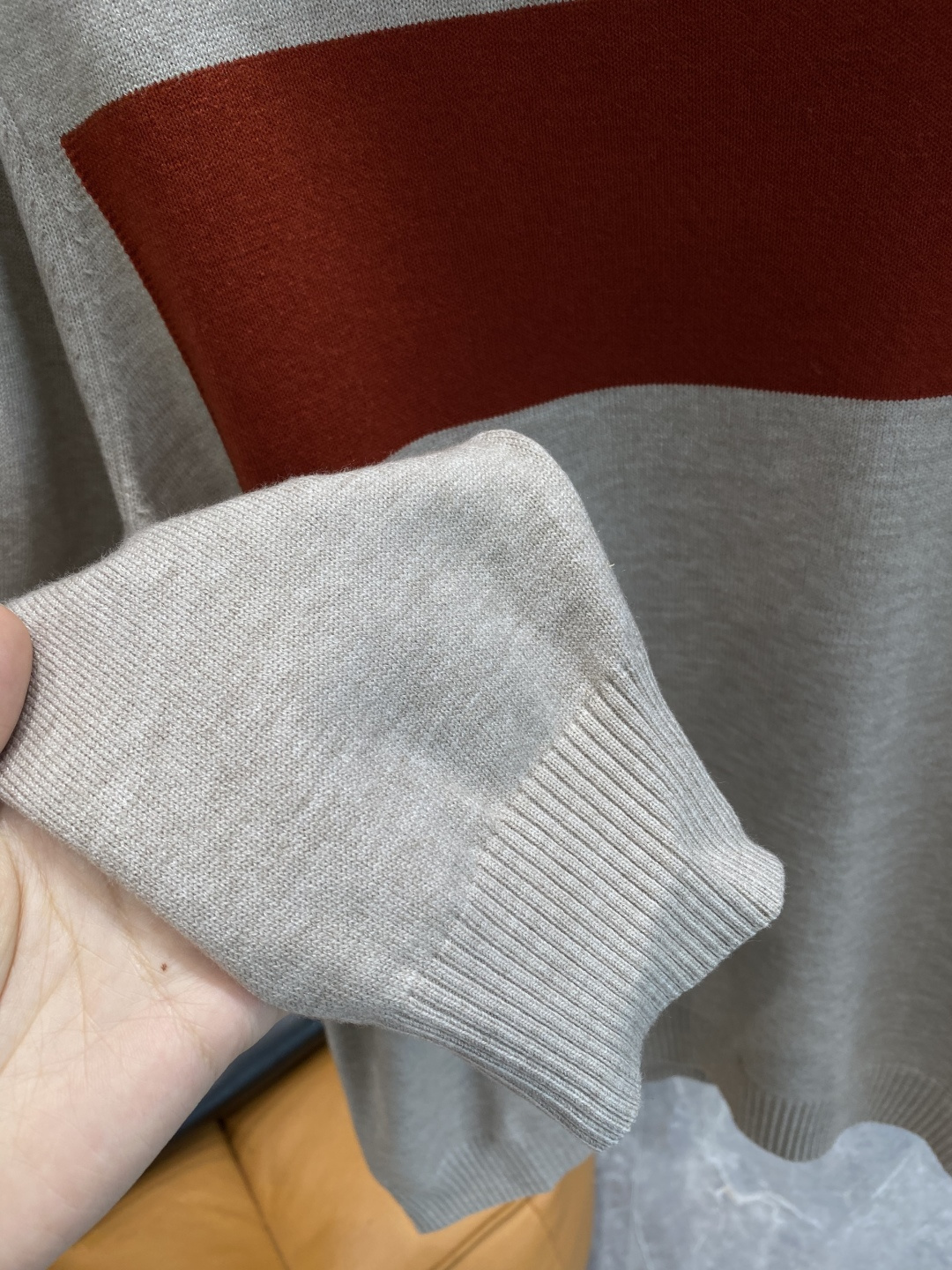 《𝙉𝙚𝙬🤍🖤杰尼家》秋冬经典男士针织长袖圆领套头毛衣 这款针织衫向经典图案致敬。采用棉质平纹针织面料精心