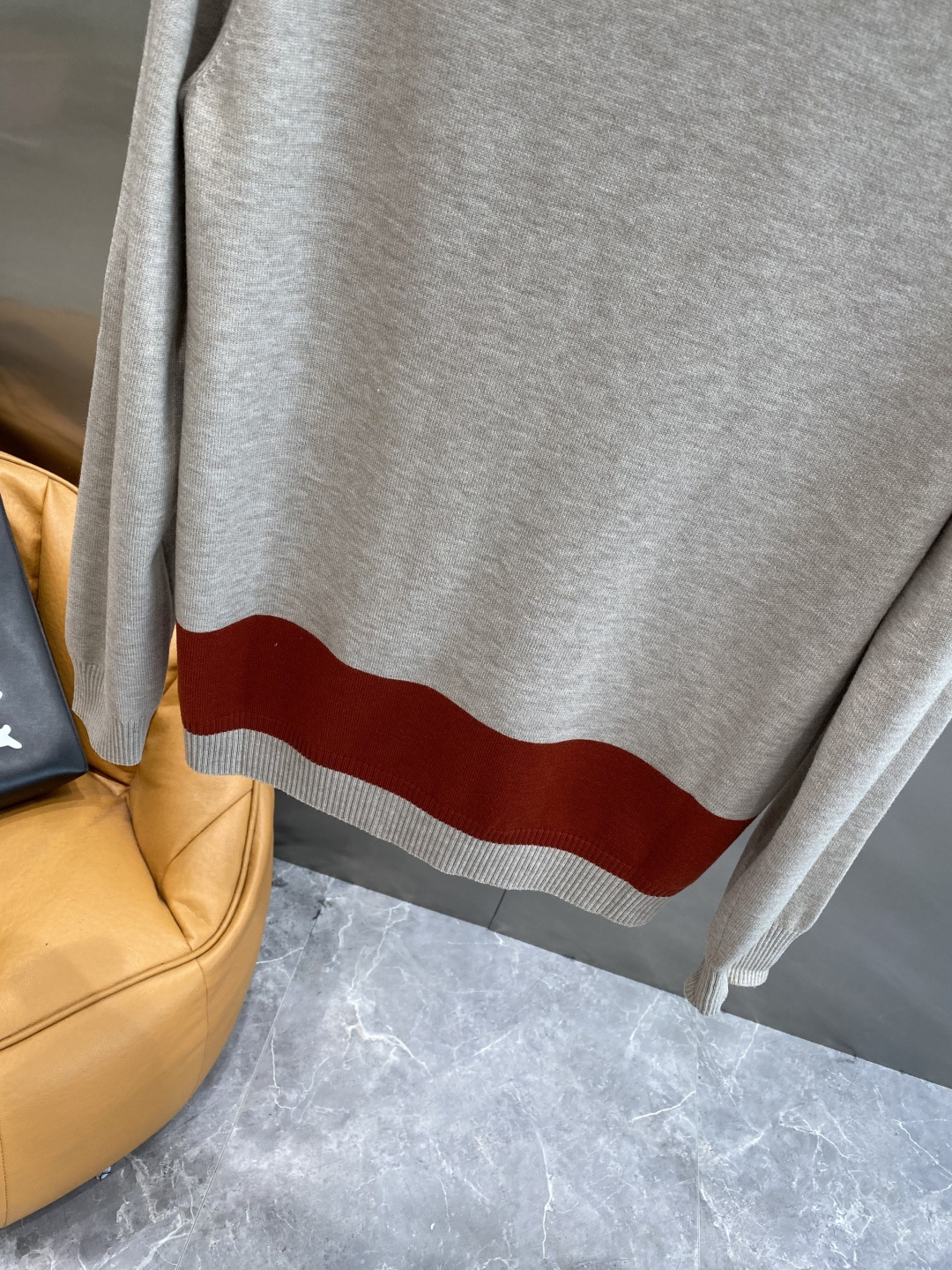 《𝙉𝙚𝙬🤍🖤杰尼家》秋冬经典男士针织长袖圆领套头毛衣 这款针织衫向经典图案致敬。采用棉质平纹针织面料精心