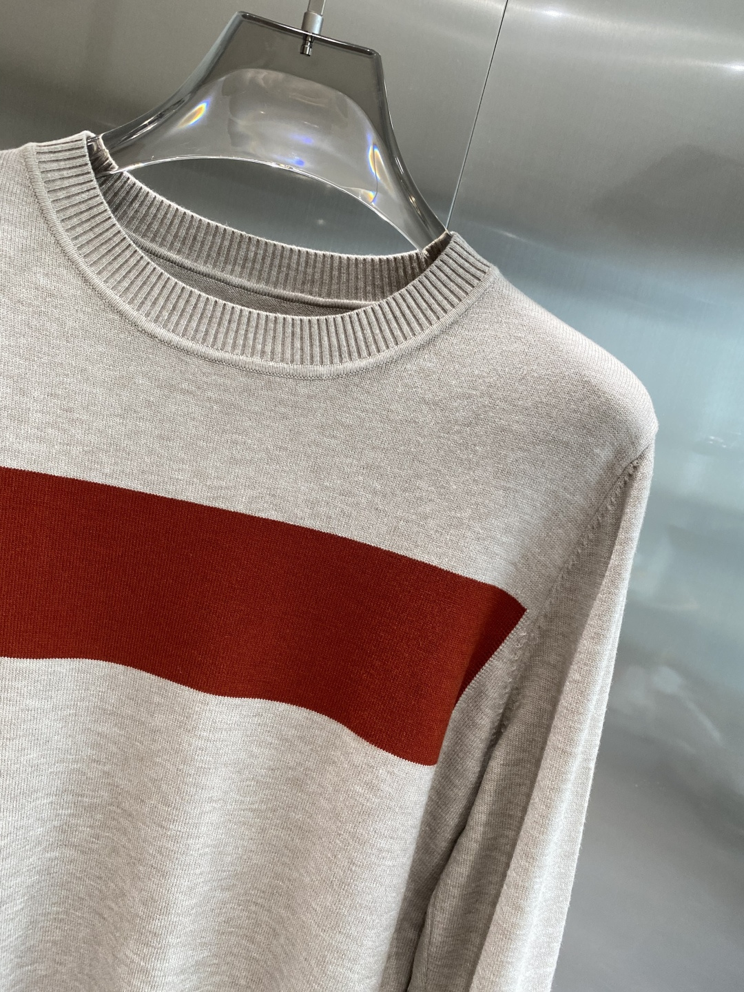 《𝙉𝙚𝙬🤍🖤杰尼家》秋冬经典男士针织长袖圆领套头毛衣 这款针织衫向经典图案致敬。采用棉质平纹针织面料精心