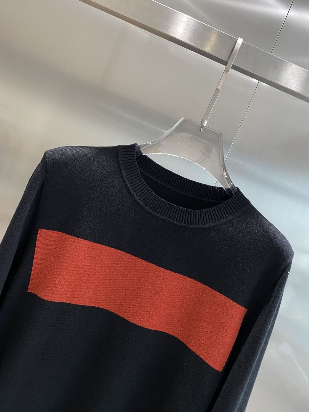 《𝙉𝙚𝙬🤍🖤杰尼家》秋冬经典男士针织长袖圆领套头毛衣 这款针织衫向经典图案致敬。采用棉质平纹针织面料精心