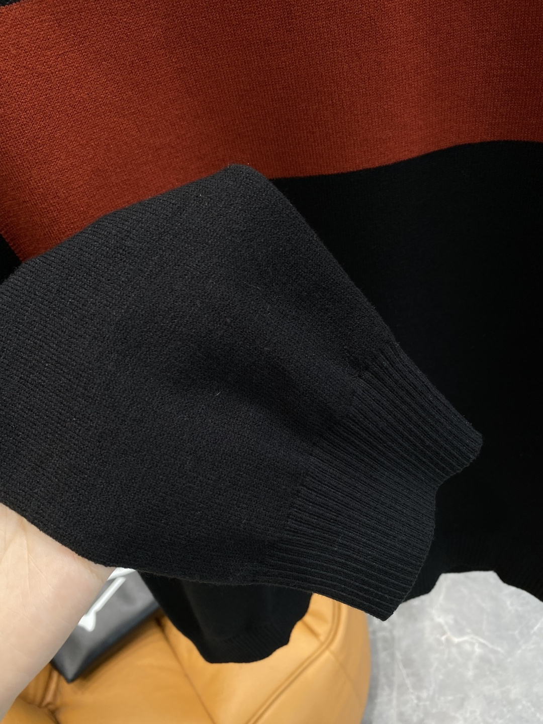 《𝙉𝙚𝙬🤍🖤杰尼家》秋冬经典男士针织长袖圆领套头毛衣 这款针织衫向经典图案致敬。采用棉质平纹针织面料精心