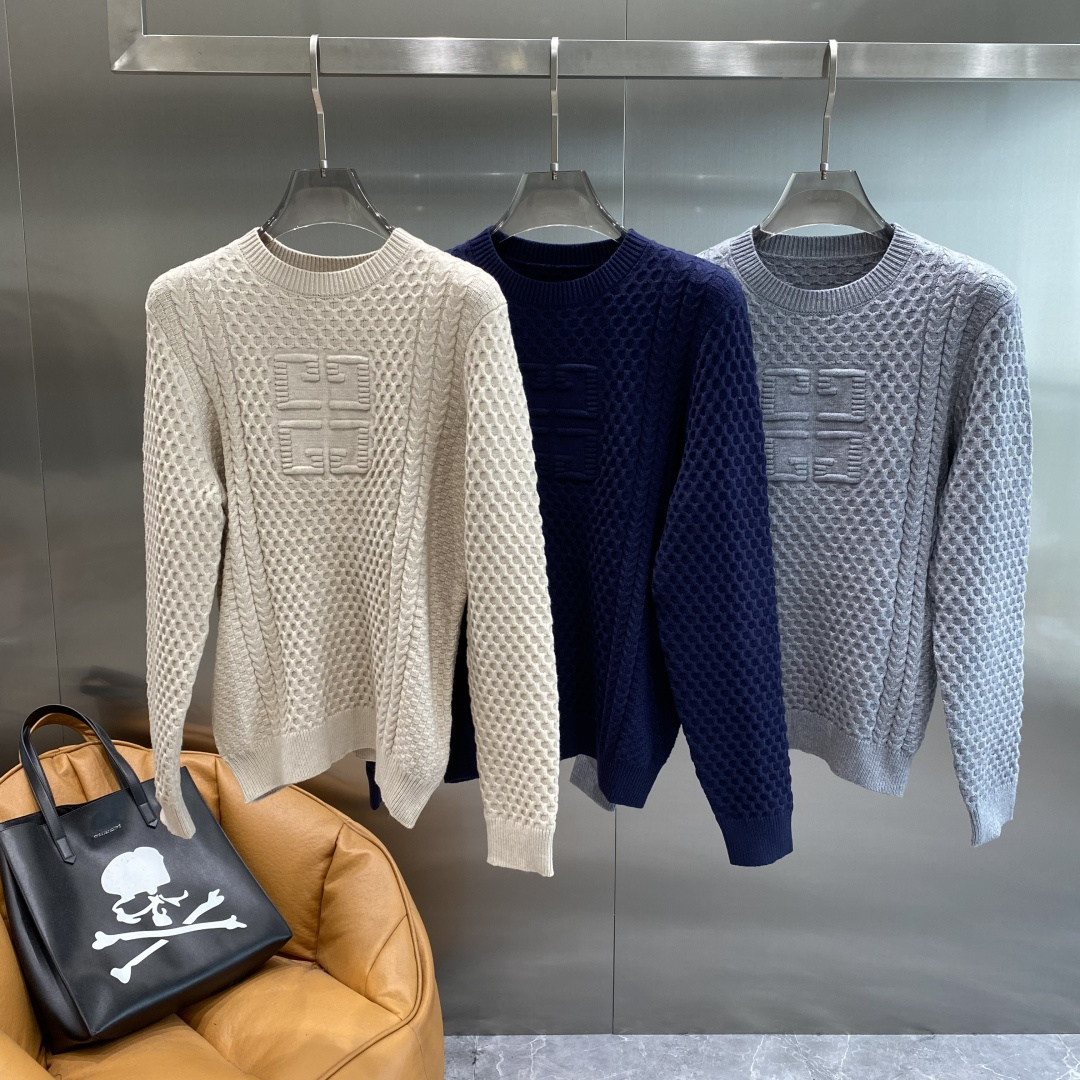 《𝙉𝙚𝙬🤍🖤纪家》秋冬经典男士针织长袖圆领套头毛衣 这款针织衫向经典图案致敬。采用棉质平纹针织面料精心制