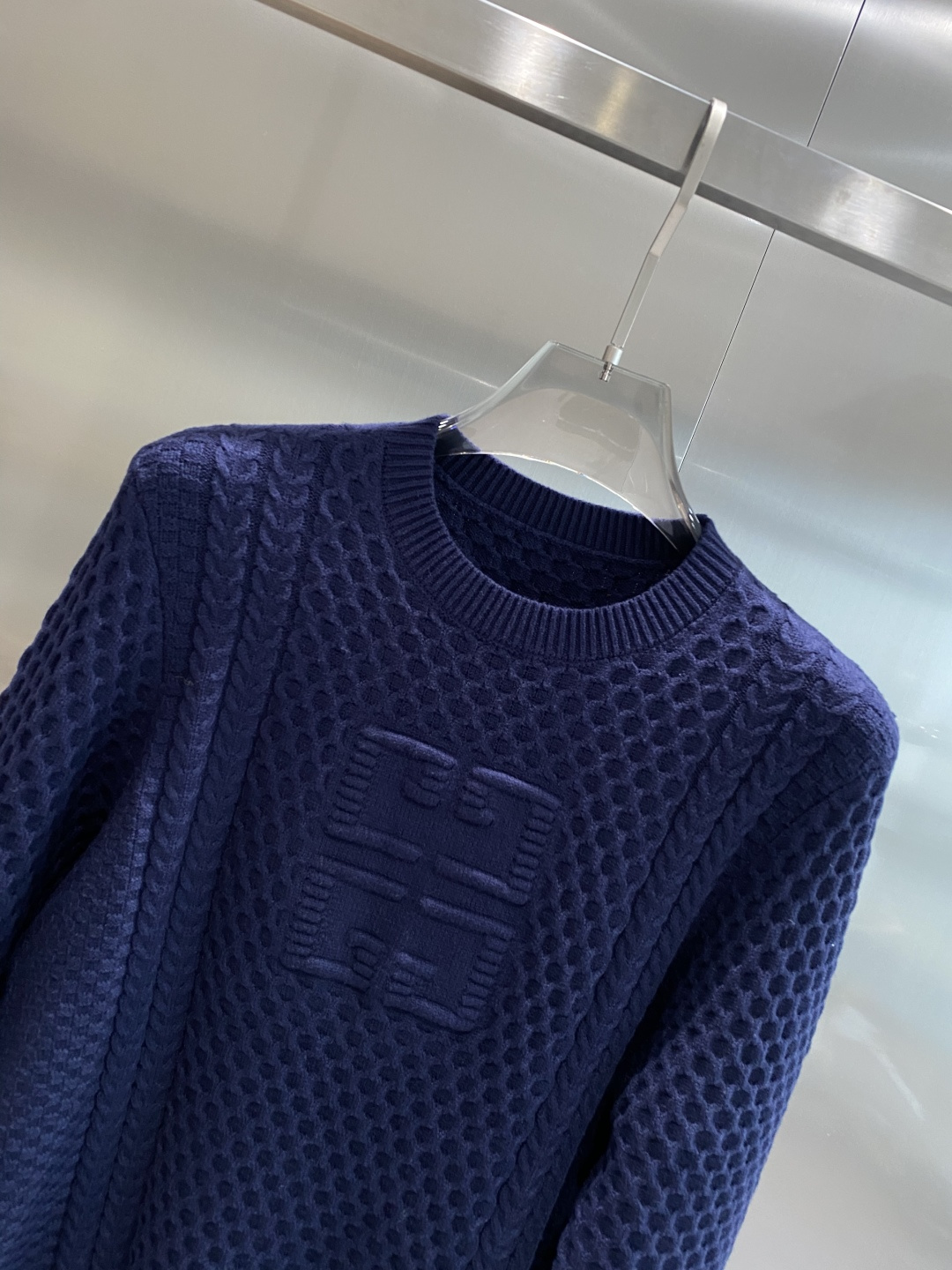 《𝙉𝙚𝙬🤍🖤纪家》秋冬经典男士针织长袖圆领套头毛衣 这款针织衫向经典图案致敬。采用棉质平纹针织面料精心制