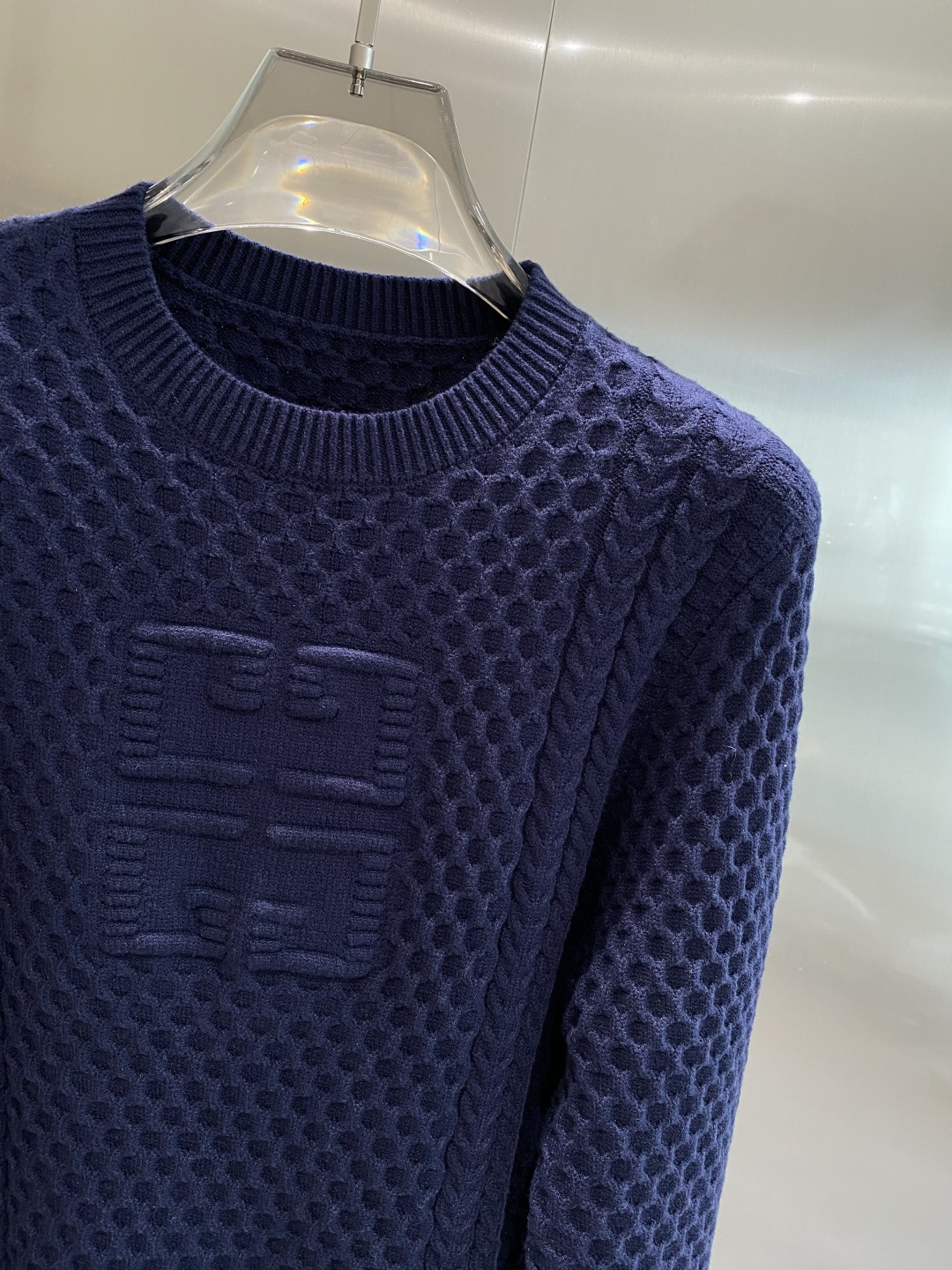 《𝙉𝙚𝙬🤍🖤纪家》秋冬经典男士针织长袖圆领套头毛衣 这款针织衫向经典图案致敬。采用棉质平纹针织面料精心制