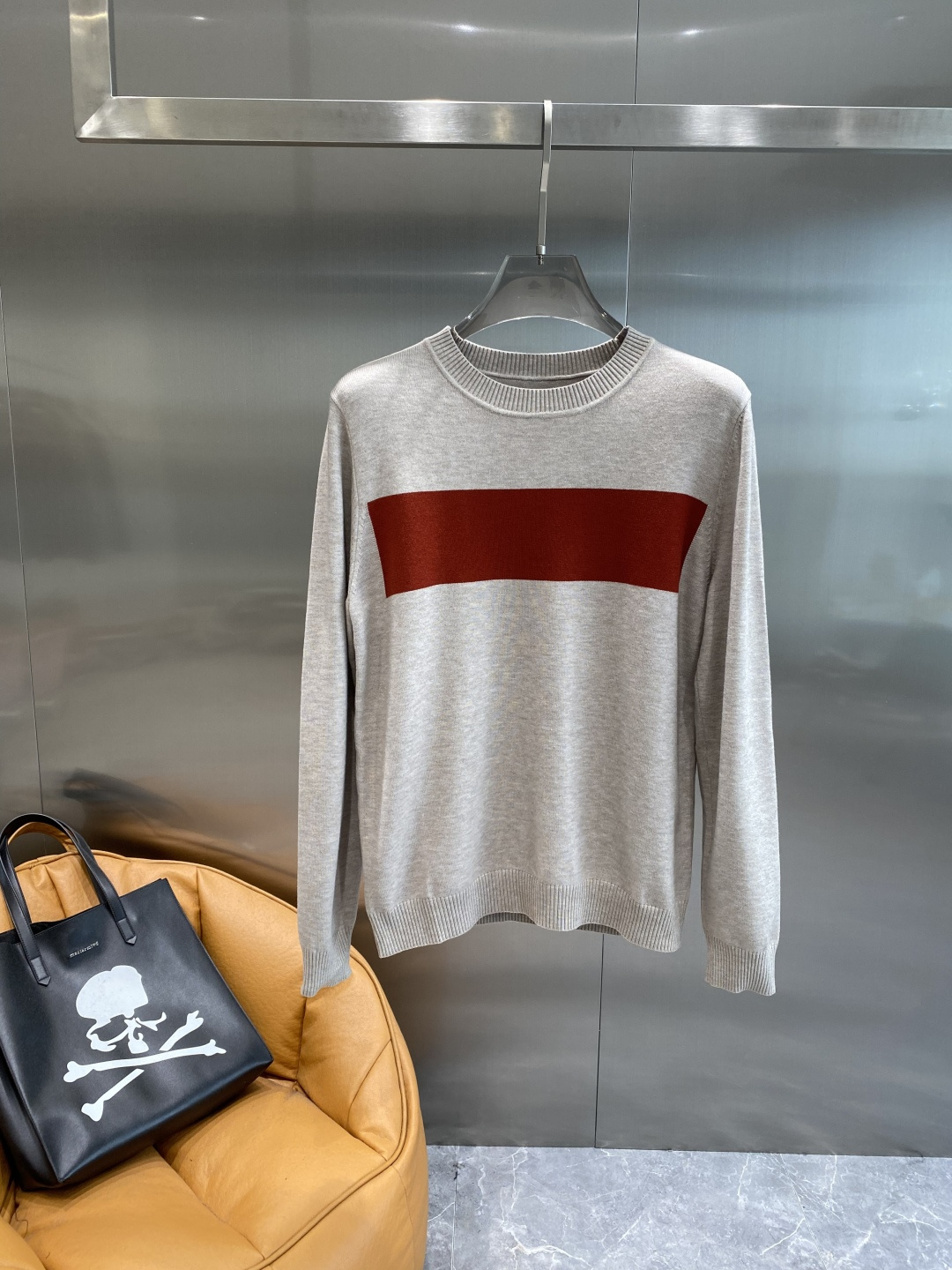 《𝙉𝙚𝙬🤍🖤杰尼家》秋冬经典男士针织长袖圆领套头毛衣 这款针织衫向经典图案致敬。采用棉质平纹针织面料精心