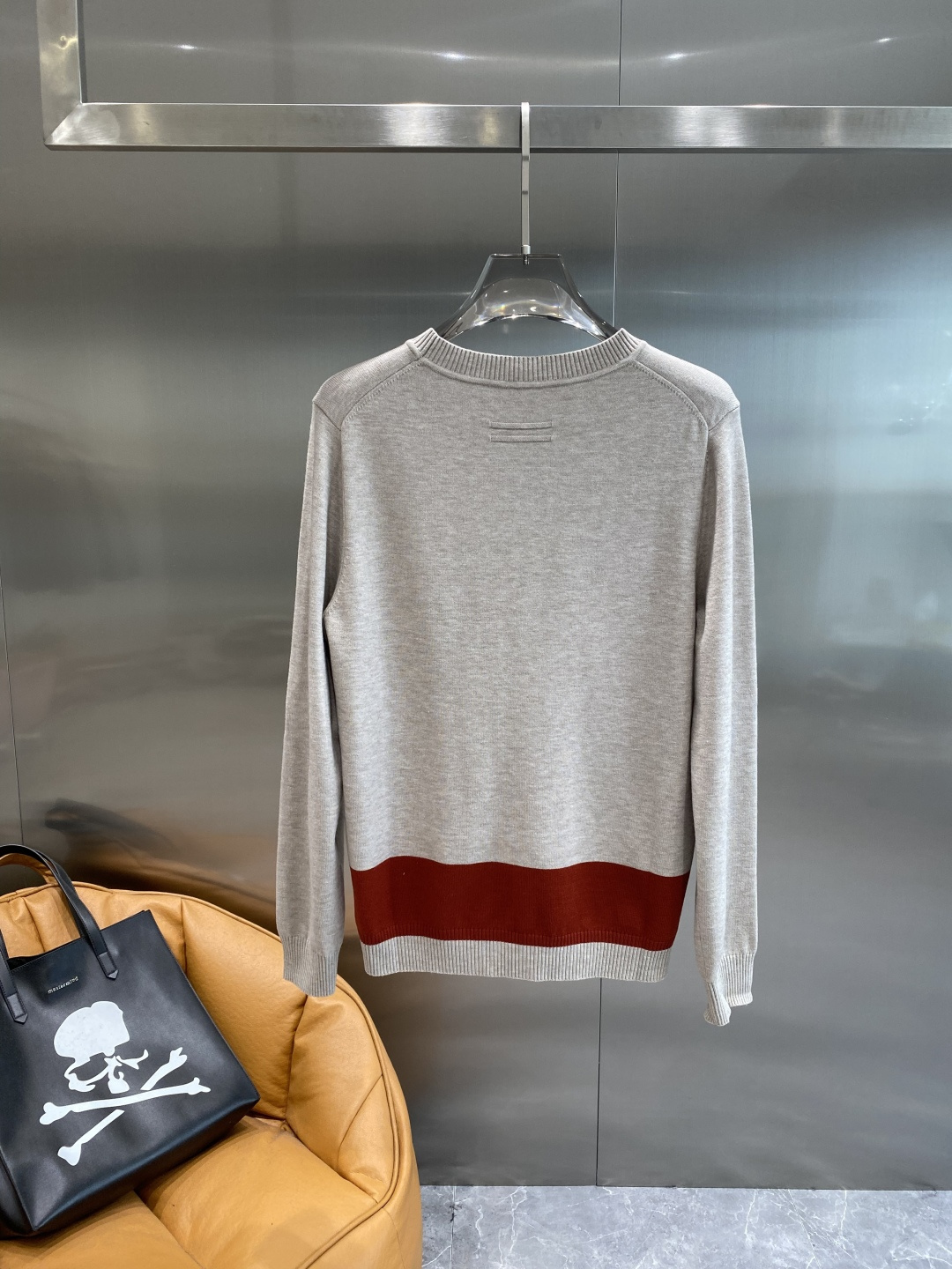 《𝙉𝙚𝙬🤍🖤杰尼家》秋冬经典男士针织长袖圆领套头毛衣 这款针织衫向经典图案致敬。采用棉质平纹针织面料精心