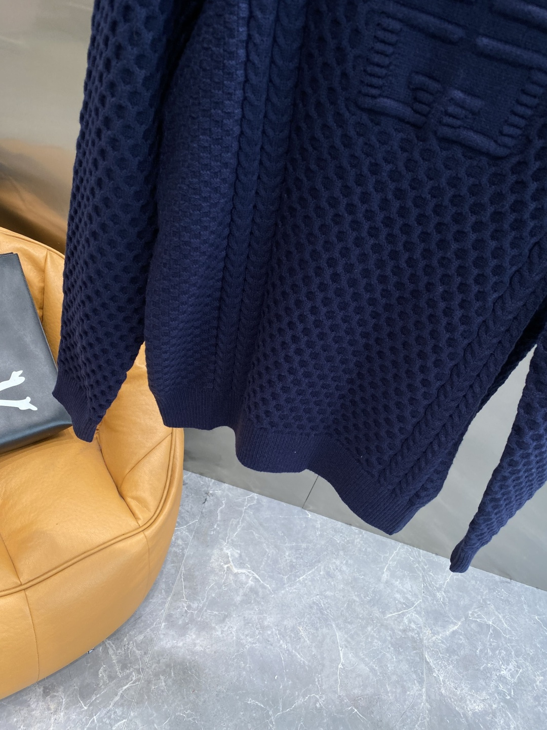 《𝙉𝙚𝙬🤍🖤纪家》秋冬经典男士针织长袖圆领套头毛衣 这款针织衫向经典图案致敬。采用棉质平纹针织面料精心制