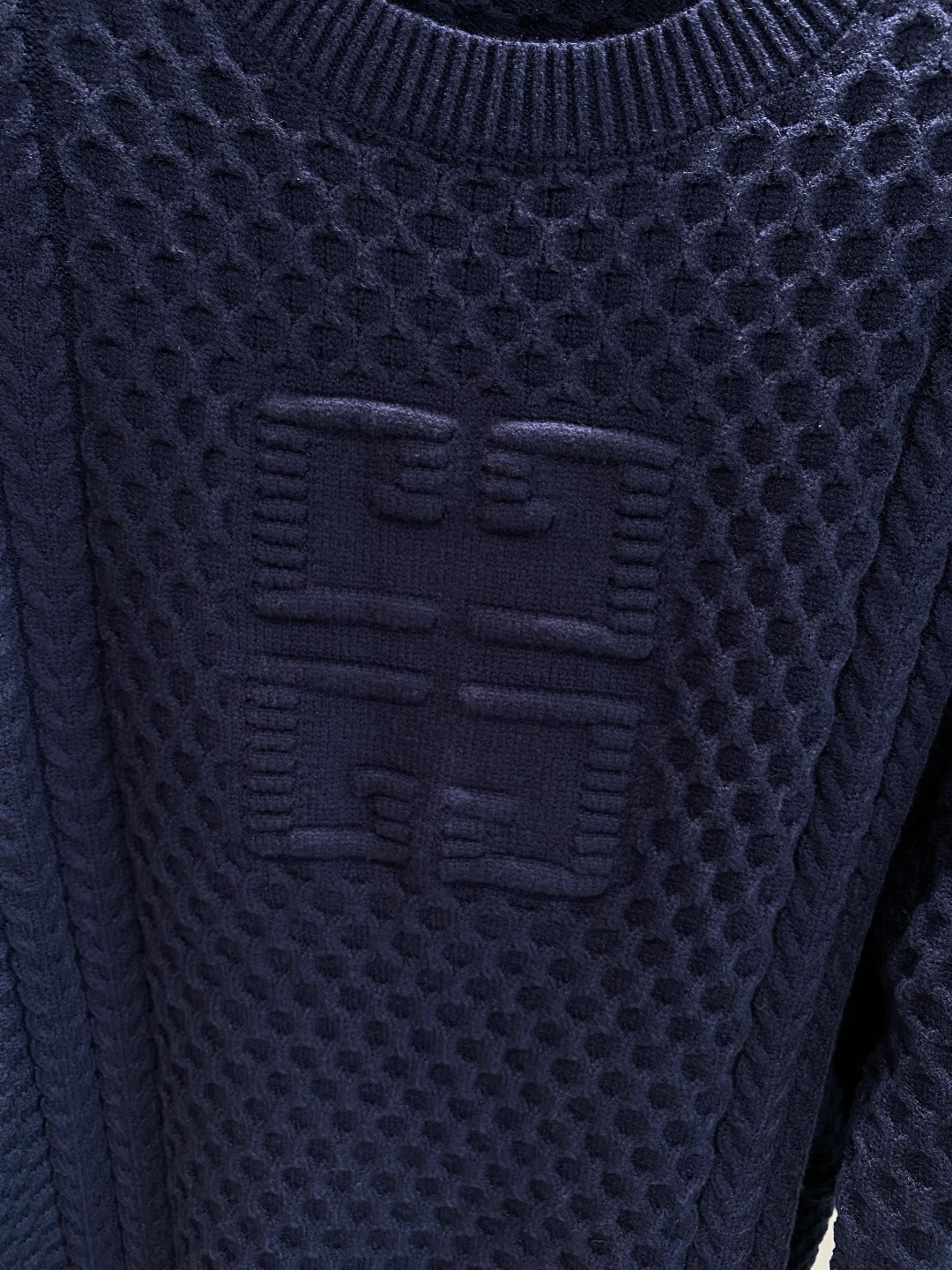 《𝙉𝙚𝙬🤍🖤纪家》秋冬经典男士针织长袖圆领套头毛衣 这款针织衫向经典图案致敬。采用棉质平纹针织面料精心制