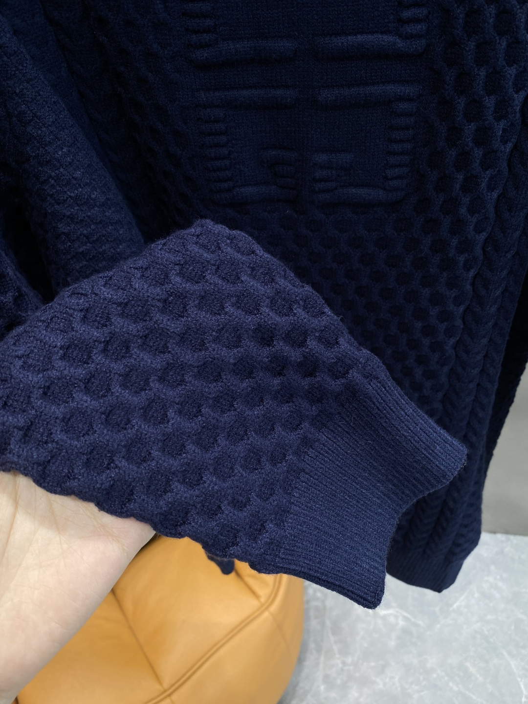 《𝙉𝙚𝙬🤍🖤纪家》秋冬经典男士针织长袖圆领套头毛衣 这款针织衫向经典图案致敬。采用棉质平纹针织面料精心制