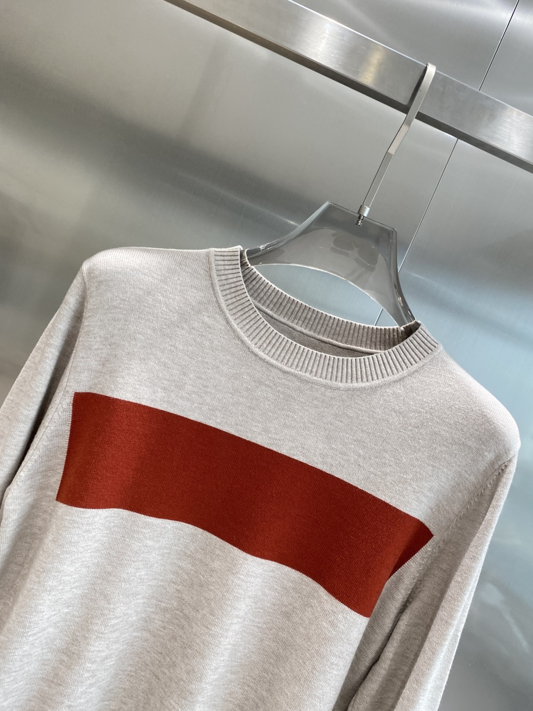 《𝙉𝙚𝙬🤍🖤杰尼家》秋冬经典男士针织长袖圆领套头毛衣 这款针织衫向经典图案致敬。采用棉质平纹针织面料精心