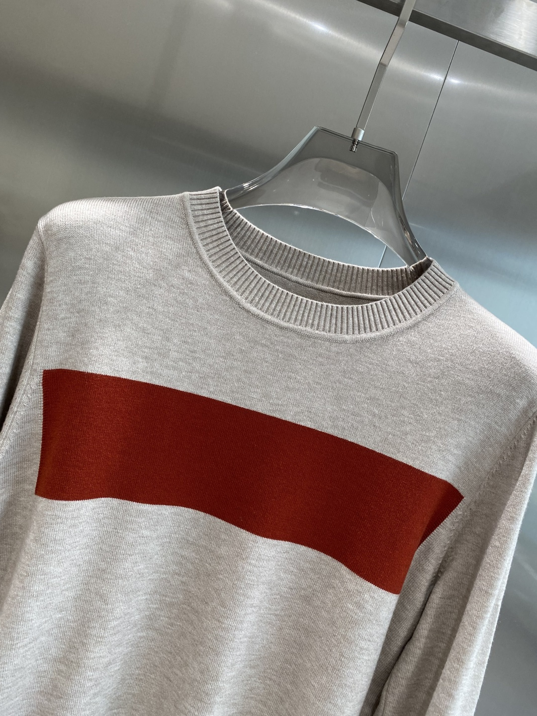 《𝙉𝙚𝙬🤍🖤杰尼家》秋冬经典男士针织长袖圆领套头毛衣 这款针织衫向经典图案致敬。采用棉质平纹针织面料精心