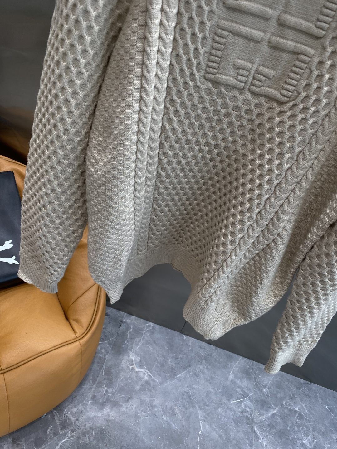 《𝙉𝙚𝙬🤍🖤纪家》秋冬经典男士针织长袖圆领套头毛衣 这款针织衫向经典图案致敬。采用棉质平纹针织面料精心制