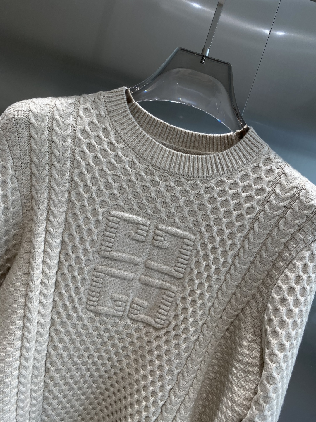 《𝙉𝙚𝙬🤍🖤纪家》秋冬经典男士针织长袖圆领套头毛衣 这款针织衫向经典图案致敬。采用棉质平纹针织面料精心制