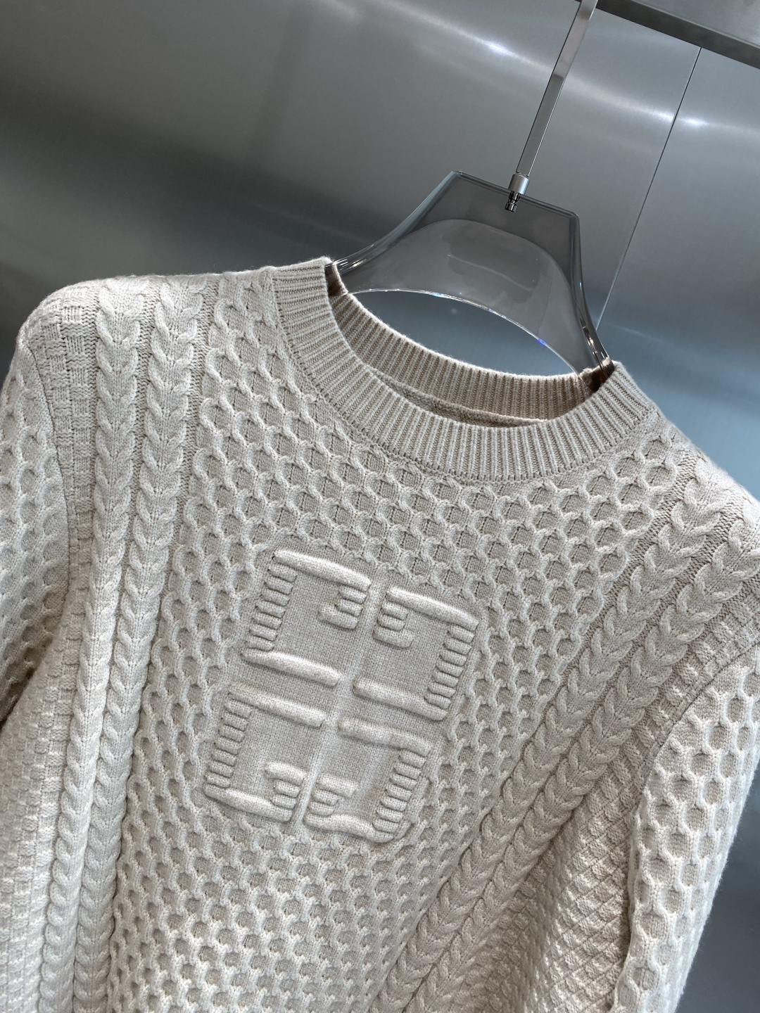 《𝙉𝙚𝙬🤍🖤纪家》秋冬经典男士针织长袖圆领套头毛衣 这款针织衫向经典图案致敬。采用棉质平纹针织面料精心制