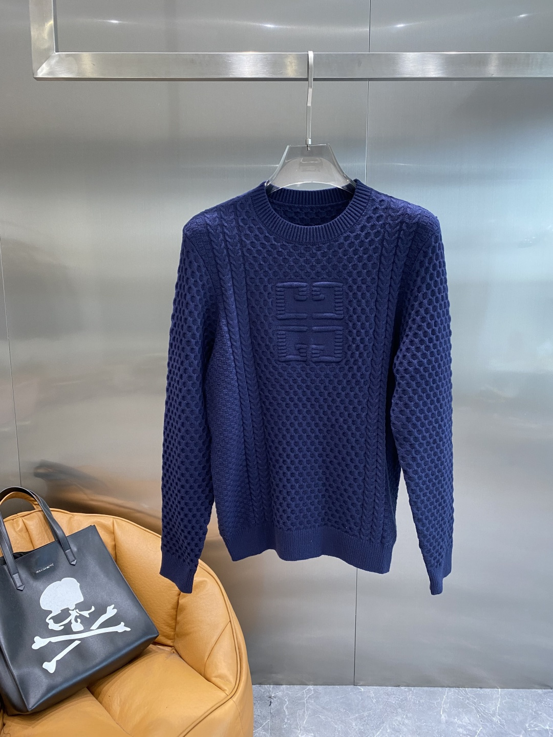 《𝙉𝙚𝙬🤍🖤纪家》秋冬经典男士针织长袖圆领套头毛衣 这款针织衫向经典图案致敬。采用棉质平纹针织面料精心制