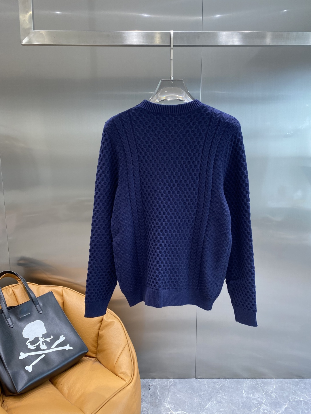 《𝙉𝙚𝙬🤍🖤纪家》秋冬经典男士针织长袖圆领套头毛衣 这款针织衫向经典图案致敬。采用棉质平纹针织面料精心制